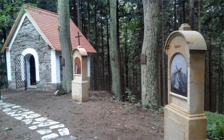 Na vrchu Jáchym byla obnovena historická kaple a křížová cesta, v sobotu jí požehná generální vikář