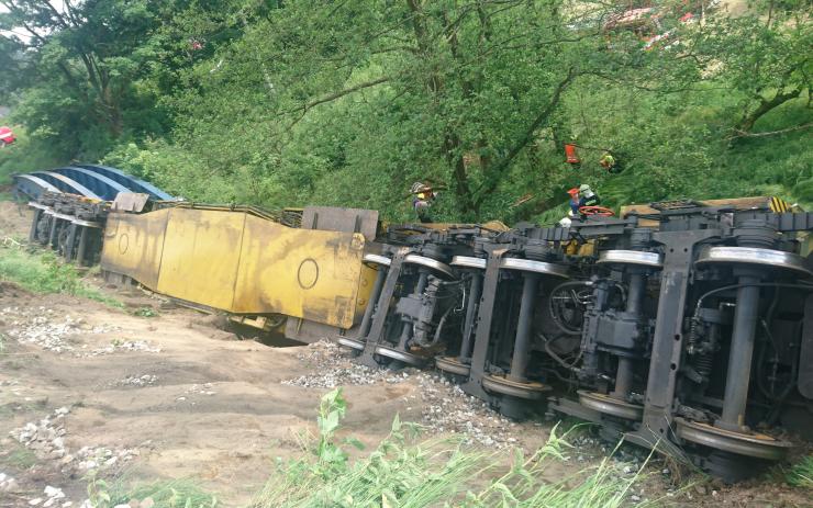 OBRAZEM: Železniční jeřáb spadl z náspu, škoda je 40 milionů
