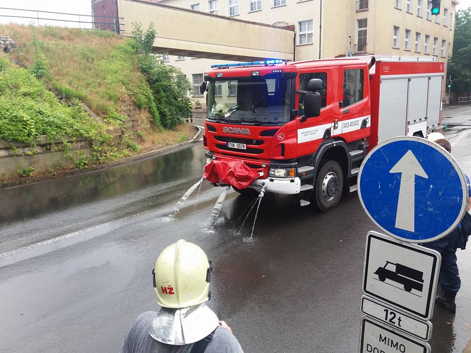 Děčínem se odpoledne prohnala bouřka. Hasiči měli plné ruce práce