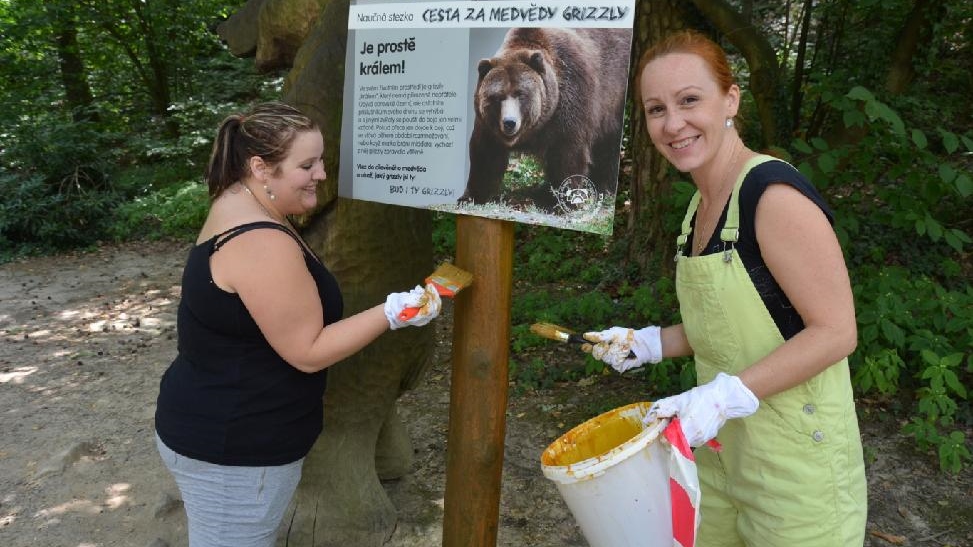 Společnost Tesco vyslala dobrovolníky z řad svých zaměstnanců pomáhat do zoo 