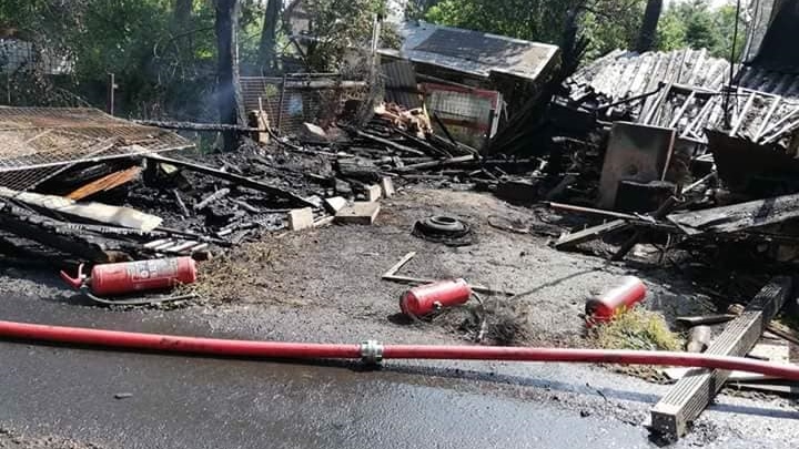 Požár kůlny a stodoly zaměstnal několik hasičských jednotek. Při požáru došlo ke zranění osob