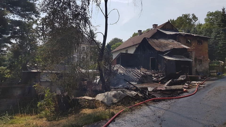 Hasiči v neděli ráno vyjeli k zabezpeční objektu po sobotním požáru