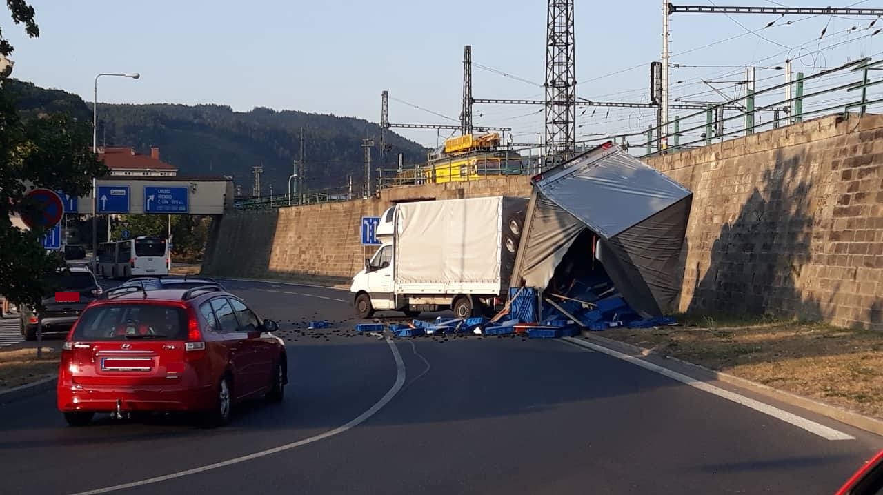 Aktuálně! Pozor na dopravní nehodu u Alberta. Z nákladního vozu se vysypal náklad