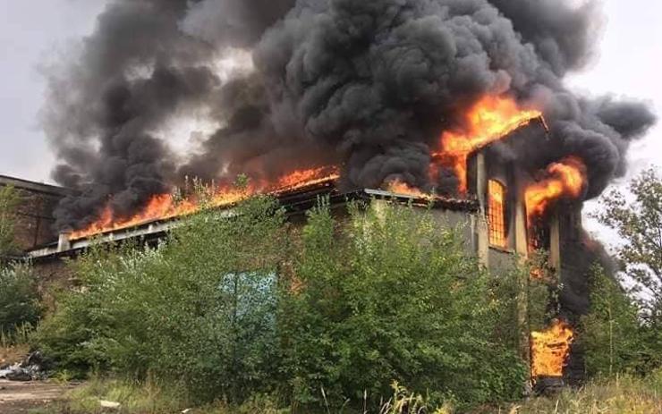 AKTUÁLNĚ: Hasiči bojují ve Varnsdorfu s masivním požárem bývalé slévárny