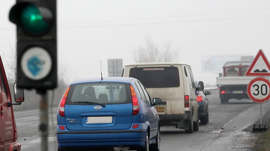 V Martiněvsi na Děčínsku se opravuje silnice. Řidiče čekají kolony