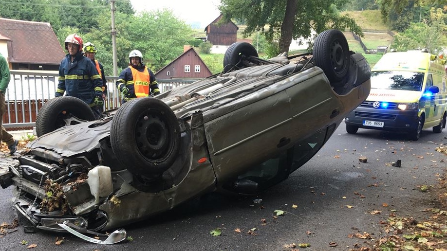 Auto po nehodě skončilo na střeše. Na místo jeli hasiči i záchranáři