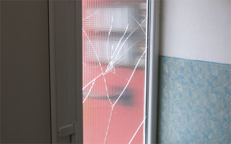 Muž rozbil skleněnou výplň dveří. Strážníkům řekl, že zapomněl klíče