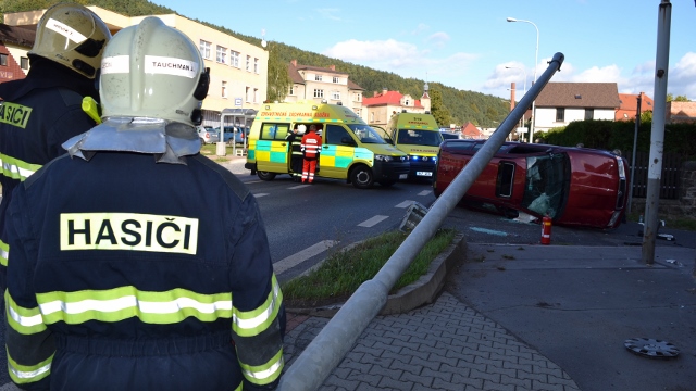 Bynov: Auto po nehodě skončilo na boku