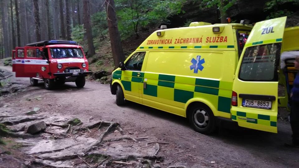 Mladá dívka se zranila ve Hřensku. Zasahovali záchranáři a s transportem pomohli hasiči