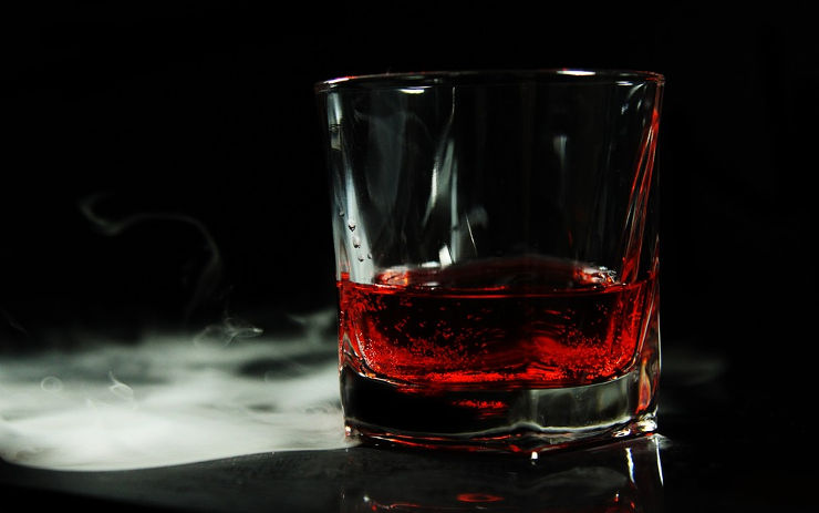 V hlavní roli alkohol: Z chladícího boxu zmizely nápoje za 8 tisíc, z obchodu americká whiskey