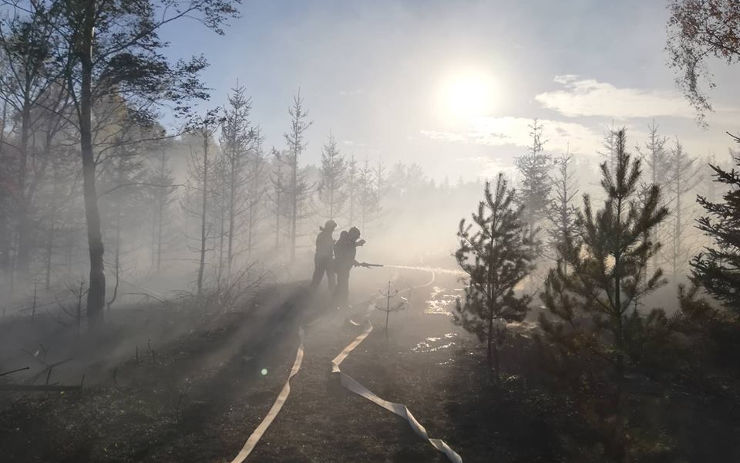 FOTOGALERIE: Likvidace požáru stále pokračuje, plameny zničily velkou část lesa