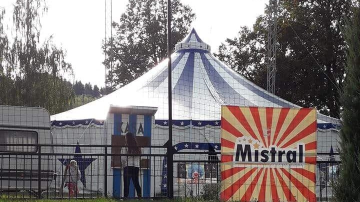 Do Jílového zavítá Artistická skupina Mistral. Dříve vystupovala v zámku, nyní má svůj cirkusový stan