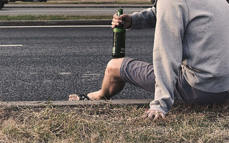 Muž pod vlivem alkoholu upadl na zem, ležel v trávě s krvavým zraněním hlavy