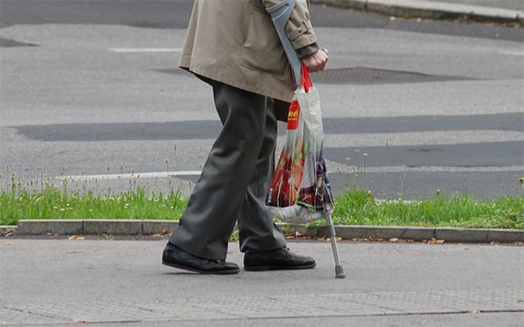 Muž s berlemi ležel před barem a slovně se pustil do obsluhy, která mu chtěla pomoci. Konflikt ukončili strážníci