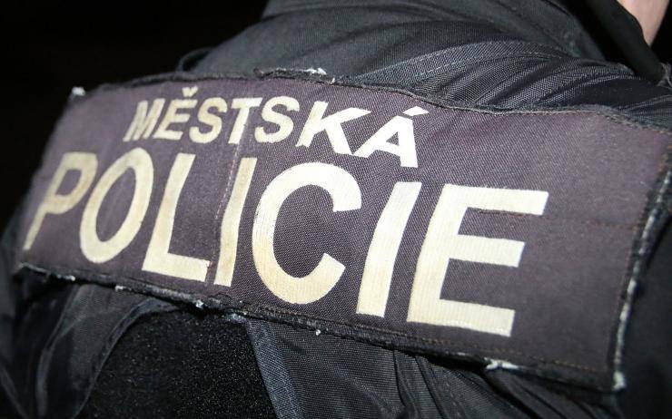 Hledaný muž se skrýval mezi bezdomovci, skončil na policejní stanici