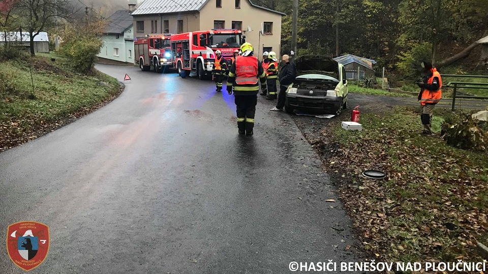 Dvě hasičské jednotky vyjely odpoledne do Heřmanova, kde havarovalo auto