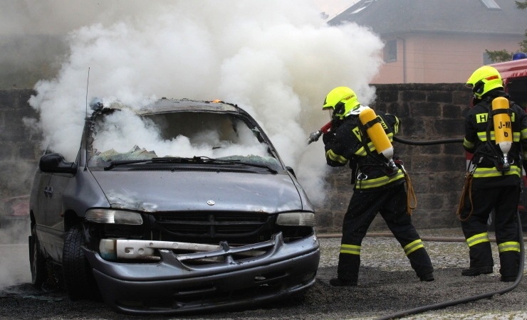 Děčín: Na Ústecké ulici hořelo auto. Na místo vyjely dvě jednotky hasičů