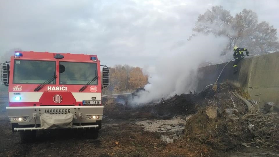 Pálení klestí se na Děčínsku vymklo kontrole. Na místě zasahovaly tři hasičské jednotky