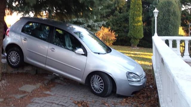 Auto u Hřenska skončilo mimo vozovku. Zasahovat museli hasiči