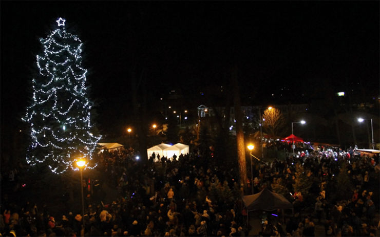 Slavnostní rozsvícení vánočního stromku se letos nově bude konat na náměstí E. Beneše