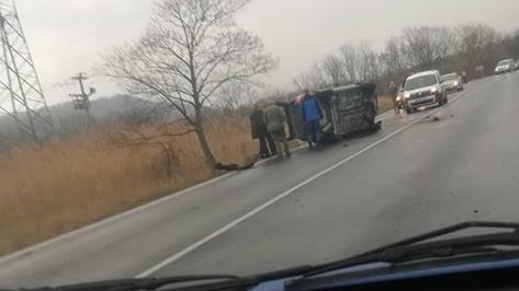 Auto skončilo na boku. Na místo letěl vrtulník