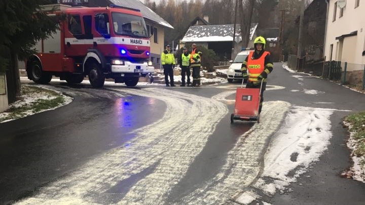 Hasiči i strážníci vyjížděli k většímu úniku provozních kapalin