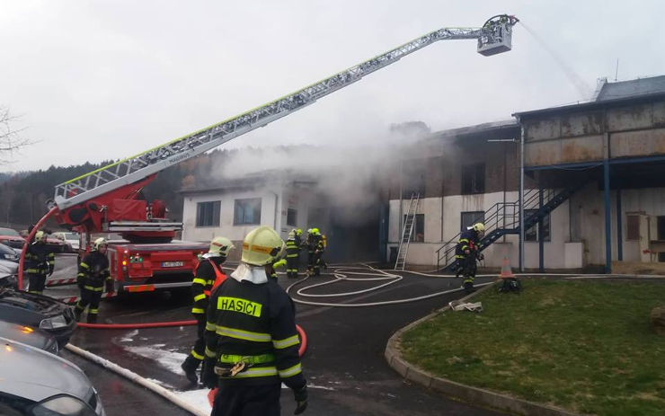 AKTUÁLNĚ OBRAZEM: Sedm hasičských jednotek bojuje s požárem haly vrakoviště, vyhlášen byl druhý stupeň poplachu