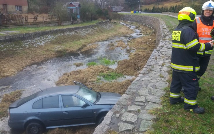 AKTUÁLNĚ OBRAZEM: Řidič se se škodovkou na silnici do Děčína zřítil do potoka