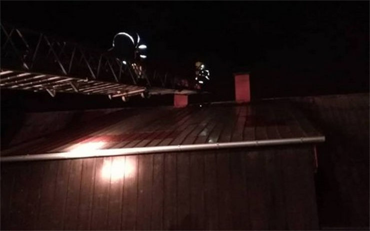 Při večerním požáru sazí v komíně zasahovala výšková technika