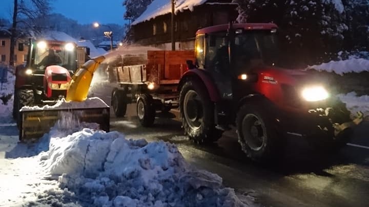 Z Krásné Lípy na Děčínsku odváží sníh, který brání v údržbě chodníků