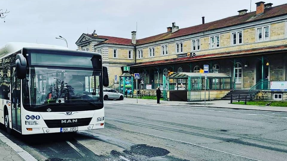 Pozor na změnu v jízdním řádu. Poslední den v roce končí autobusy MAD dříve