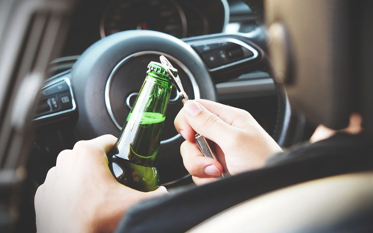 Řidič sedl za volant pod vlivem alkoholu. Havaroval hned po pár metrech