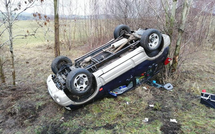 OBRAZEM: Řidič dostal smyk a skončil s autem na střeše. Pomoci museli hasiči s jeřábem