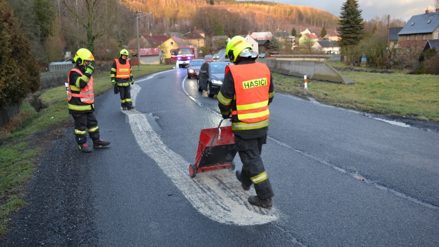 Řidič volal na linku MP, že v Martiněvsi v zatáčce dostal smyk. Na vozovce byl olej