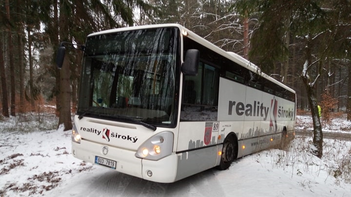 Na Jalůvčí uvízl autobus. Nyní ho specializovaná firma dostává zpět na silnici