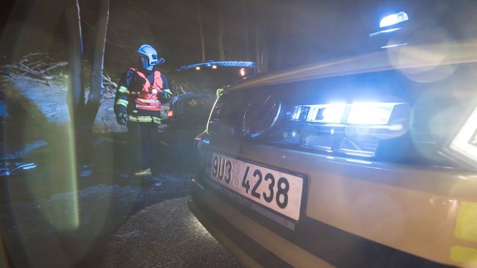 Hasiči a záchranáři večer zasahovali u vážné nehody. Auto vyletělo ze silnice a střechou narazilo do stromu