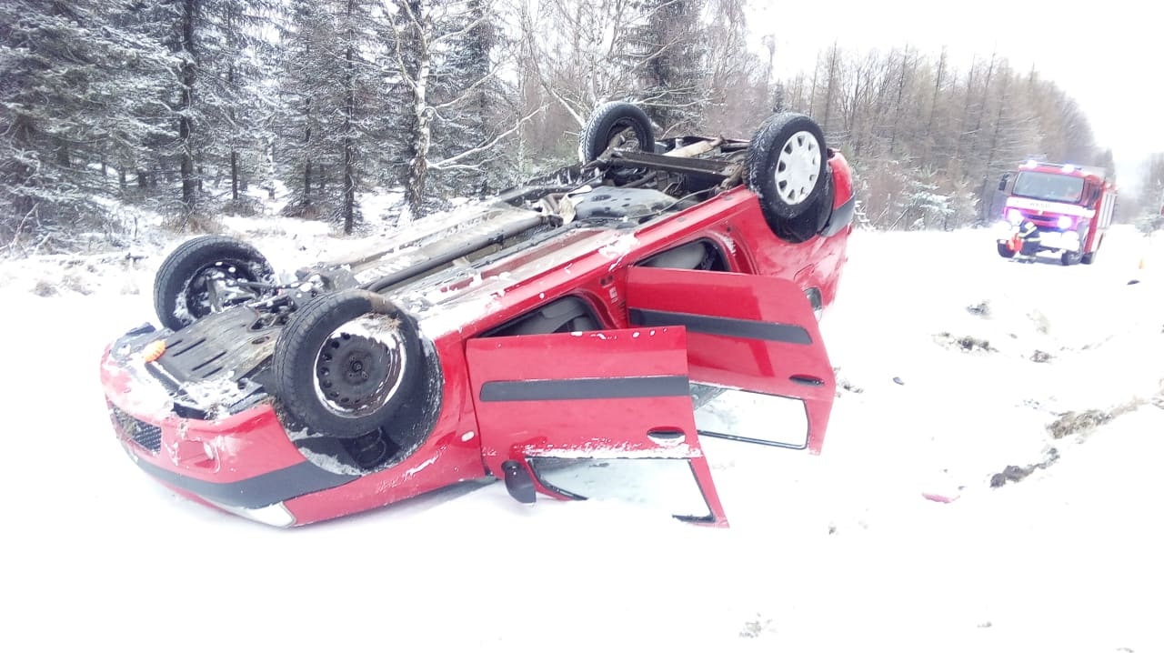 Na Sněžníku se převrátilo auto na střechu. Uvnitř byla rodina z Ruska