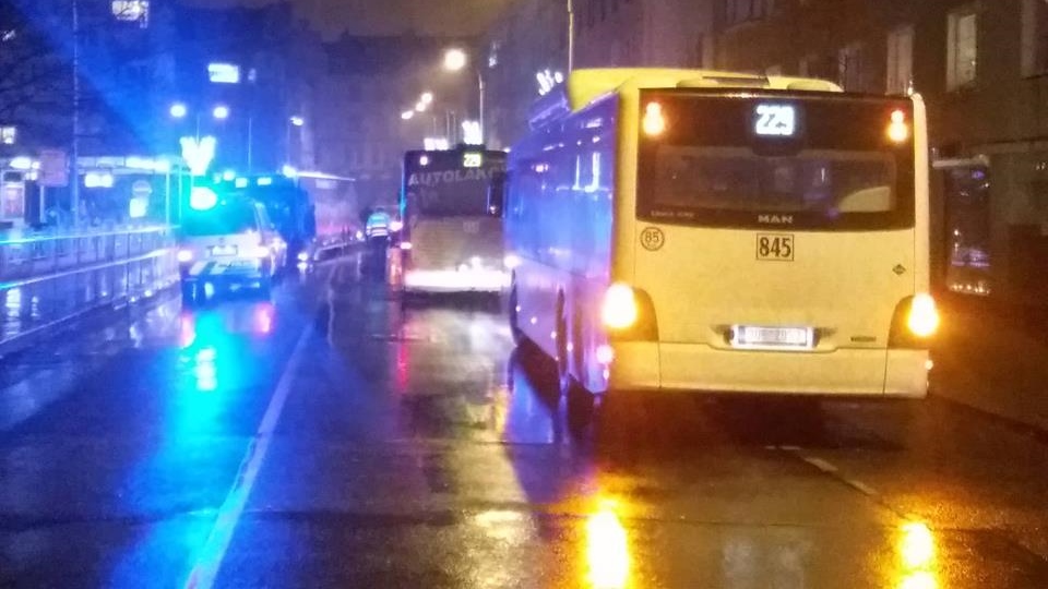 Nehoda autobusu a osobáku si vyžádala dvě zraněné osoby a zastavení dopravy