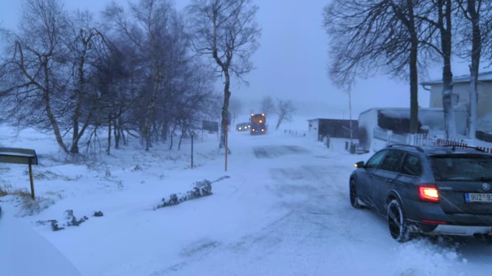 Kritická situace je stále na Sněžníku a v okolí. Na místě jsou hasiči i strážníci