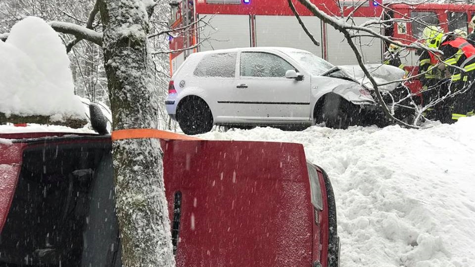 K važné dopravní nehodě došlo v Lísce, u České Kamenice. Zasahovali hasiči i záchranáři