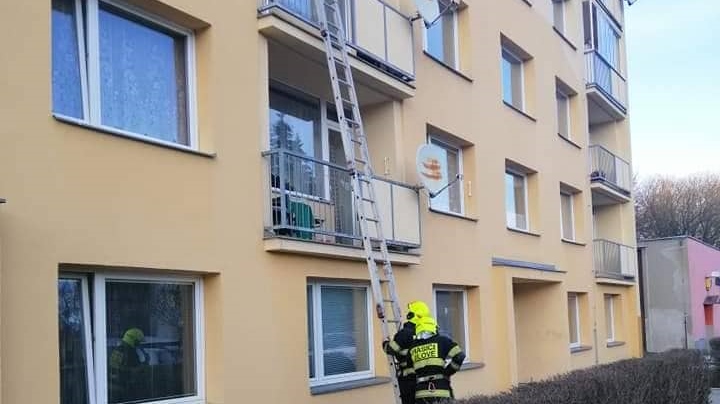 Hasiči se v jílovém dostali do bytu přes balkon