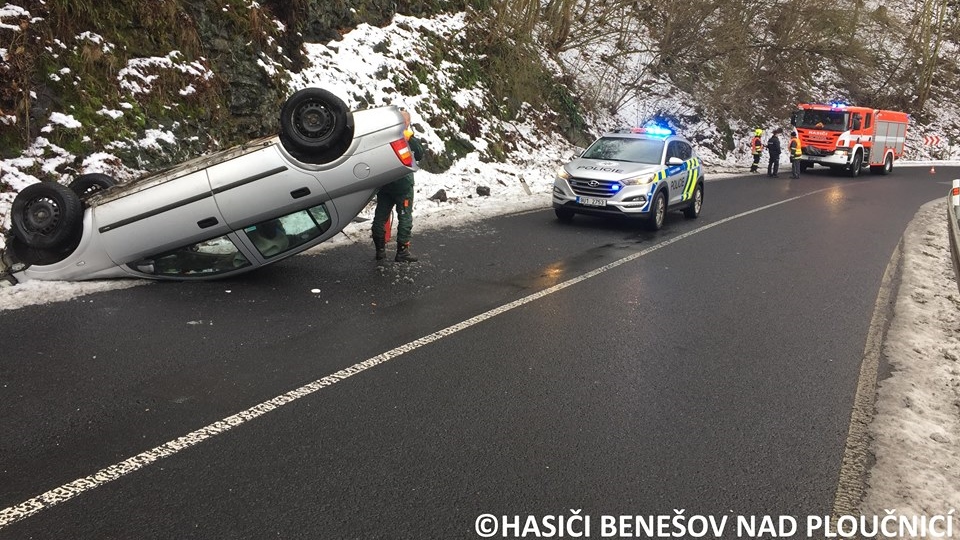 Auto po nehodě skončilo na střeše. Na místo jeli hasiči a policisté