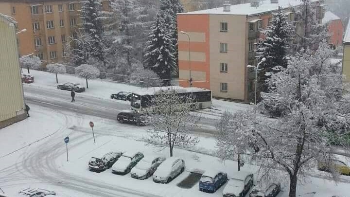 Autobus na Kamenické ulici zablokoval jízdní pruh. Na řadě míst se bouralo