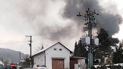 Požár chatky v Boleticích nad Labem zaměstnal dvě hasičské jednotky a záchranáře