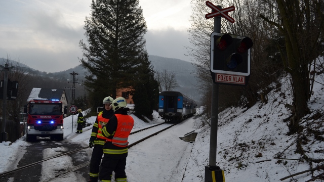 Děčín: Na železničním přejezdu se v Bechlejovicích střetl vlak a osobní automobil. Na místo vyjely tři hasičské jednotky