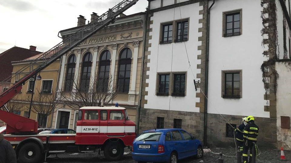 Chodce v Benešově nad Ploučnicí ohrožovalo padající zdivo, z domu spadly cihly