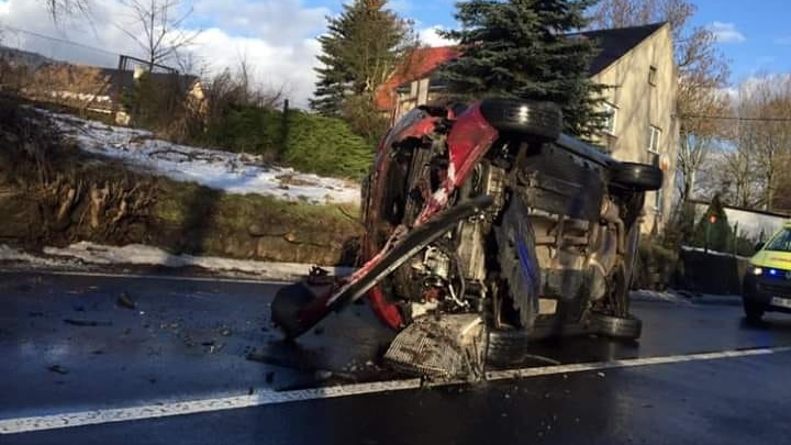 Aktuálně! V Libouchci skončilo osobní auto na boku