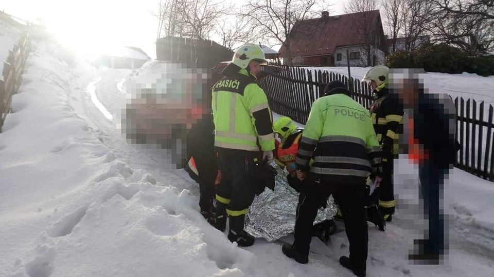 Sražená žena uvízla pod vozidlem. Na místo vyjeli hasiči se záchranáři a k místu vzlétl vrtulník