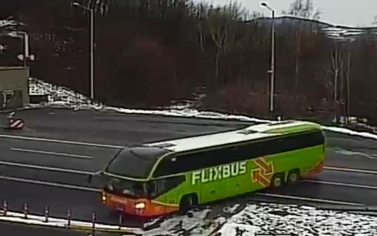 Řidič autobusu zmatkoval na dálnici, za plného provozu se začal otáčet! Naváděla ho prý navigace 