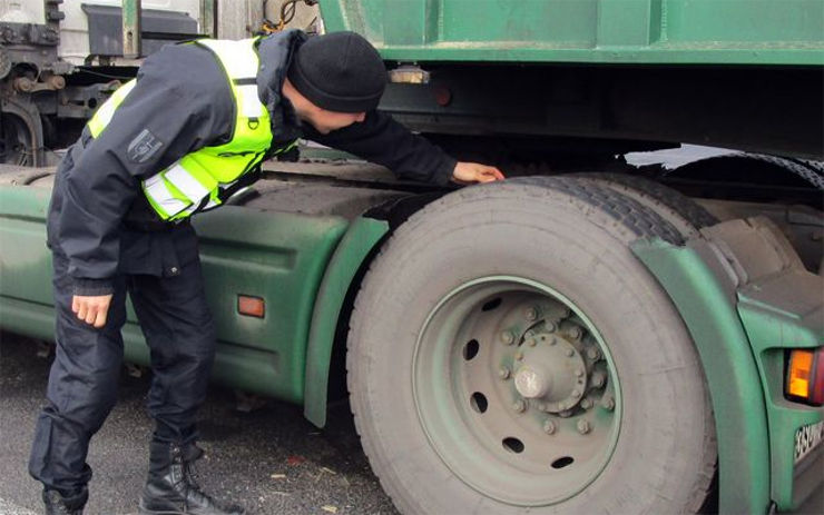 Policisté se při dopravní akci zaměřili na autobusovou a nákladní dopravu